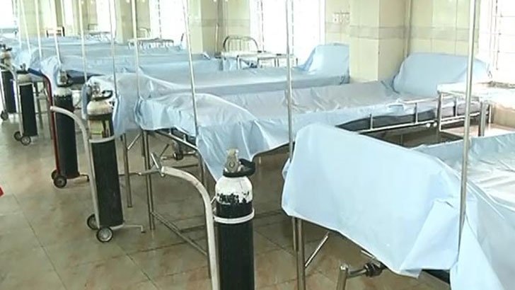 আমড়া বিক্রি করা টাকায় অসহায়দের ছাতা কিনে দিলেন জেরিন