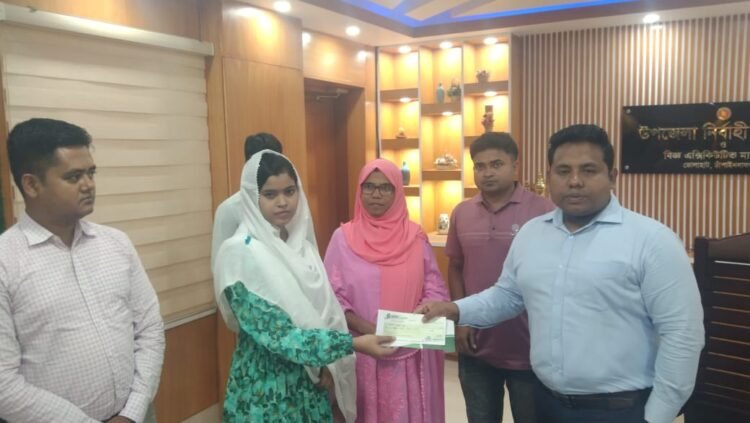 ভোলাহাটে বেসরকারী সংস্থা ভার্কের উদ্যোগে উচ্চ মাধ্যমিক শিক্ষাবৃত্তির চেক প্রদান অনুষ্ঠিত!