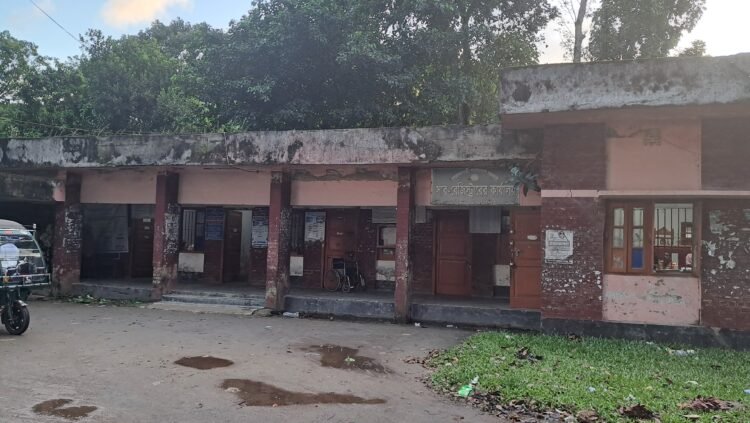 রাজৈর সাব-রেজিস্ট্রি অফিসে জমি রেজিস্ট্রির নামে চলছে সীমাহীন অনিয়ম ও দুর্নীতি।