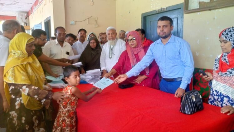 মণিরামপুরে প্রতিবন্ধীদের মাঝে কার্ড বিতরণ