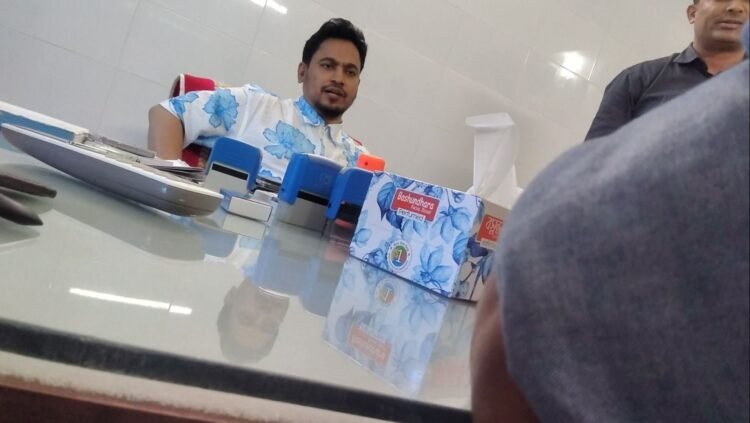 নাচোলে স্বাস্থ্য কর্মকর্তার স্বেচ্ছাচারিতা: সাংবাদিকদের সাথে অসদাচরণ, ব্যক্তিগত বাহিনী দিয়ে হুমকি।