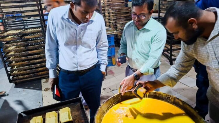 বগুড়ায় ঢাকা বেকারিতে টিকটিকি পোকা মাকড়ে খাবারের ভরপুর ৩ লাখ টাকা জরিমানা আদায়।