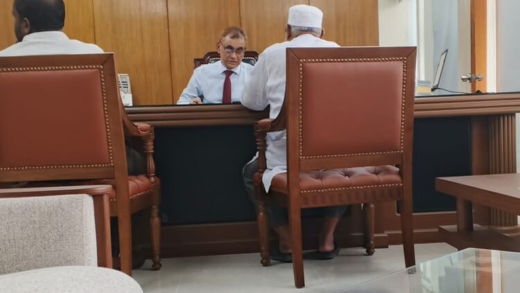 গণপ্রজাতন্ত্রী বাংলাদেশ সরকারের যুব ও ক্রীড়া মন্ত্রণালয়ের সচিব জনাব মোঃ মাহবুবুল আলম এর সাথে কিশোরগঞ্জ জেলা জামায়াতে ইসলামীর আমীরের সাক্ষাৎ