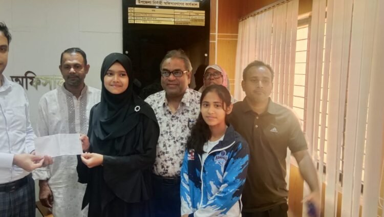 দুই মহিলা খেলোয়াড়দের আর্থিক অনুদান প্রদান