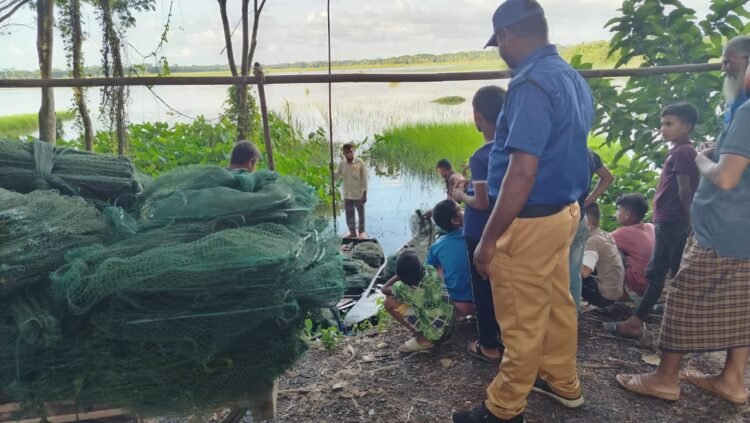 মাদারীপুরের কালকিনিতে ১,০০০০০ টাকার ৭০০ মিটার চায়না দুয়ারী জাল জব্দ।