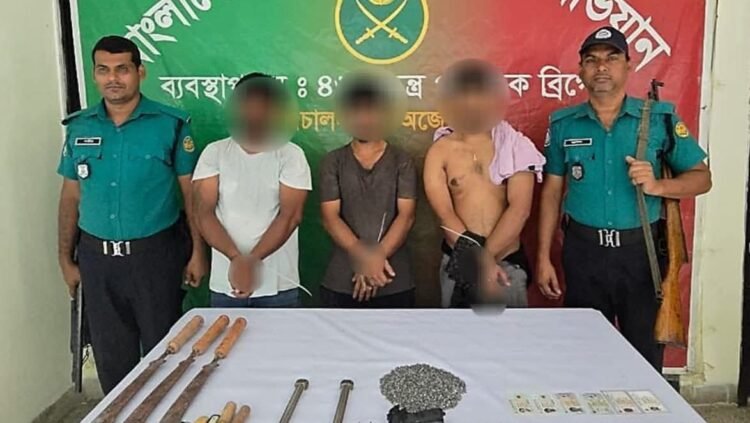 পুরান ঢাকায় যৌথ বাহিনীর এক অভিযানে অস্ত্রসহ ৪ – জনকে গ্রেফতার করেন