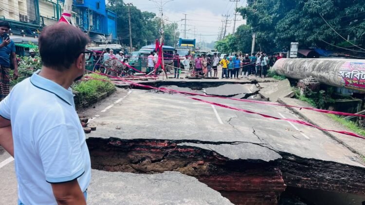 চট্টগ্রামে অতি ভারী বর্ষণে অক্সিজেন দুই নাম্বার গেইট সড়ক দেবে গেছে