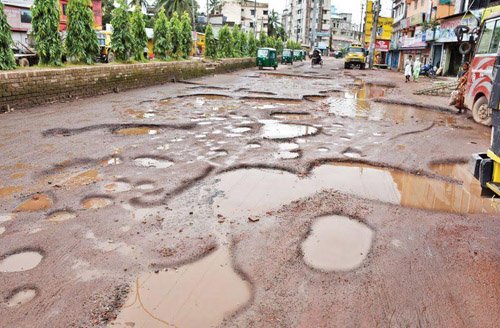 চট্টগ্রামের অধিকাংশ সড়ক বেহাল দশার কারণে চলাচল বিঘ্নিত