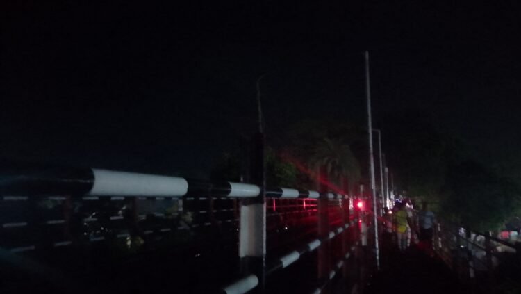 লাইনের তার চুরির কারণে কালুরঘাট রেলওয়ে সেতু এক সপ্তাহ বিদ্যুৎ বিচ্ছিন্ন। দুর্ঘটনার আশঙ্কা