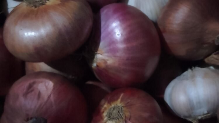 চট্টগ্রামে হঠাৎ পেঁয়াজ রসুনের বাজারে আগুন