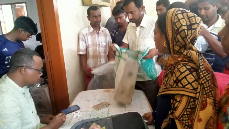 আত্রাইয়ে স্মার্ট ফ্যামিলি কার্ডে টিসিবির পণ্য বিক্রয়