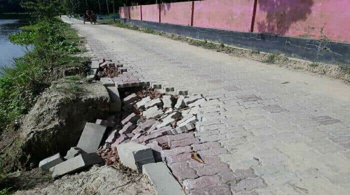 আত্রাইয়ে কাজ শেষ না হতেই দেওয়ান মহসিন আলী সড়কে ধস