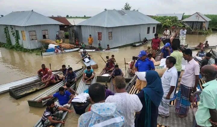 বাঘায় বন্যায় পানিবন্দি পরিবারের মাঝে উপজেলা প্রশাসনের মানবিক সহায়তা
