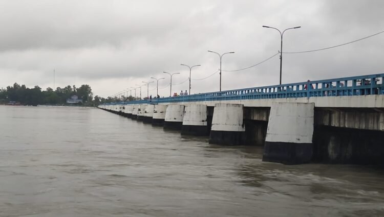 তিস্তা ব্যারেজে উজানের ঢল, বিপৎসীমা অতিক্রম — নিম্নাঞ্চলে বন্যা পরিস্থিতি