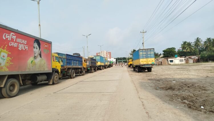 দিন দিন,ঝিমিয় পড়ছে সাতক্ষীরার ভোমরা স্থলবন্দরটি,হতাশয় বন্দর ব্যবসায়ীর।
