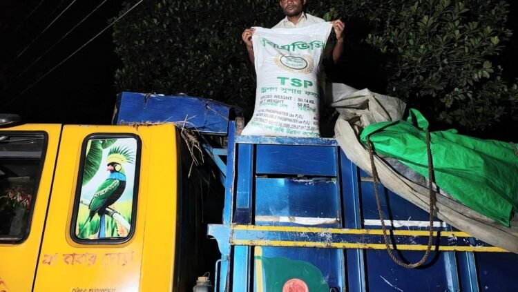 কৃষক সার পাচ্ছে না  গভীর রাতে  সার যাচ্ছে কোথায়।