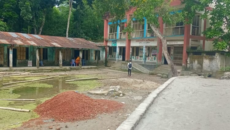 বিদ্যালয়ের জায়গা দখল করে রাস্তা ও কালভার্ট নির্মাণ