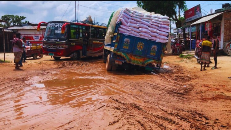 ভারতীয় সীমান্তবর্তী সড়ক সংস্কার  হয়নি দেড়দশক,জনদূর্ভোগ চরমে  