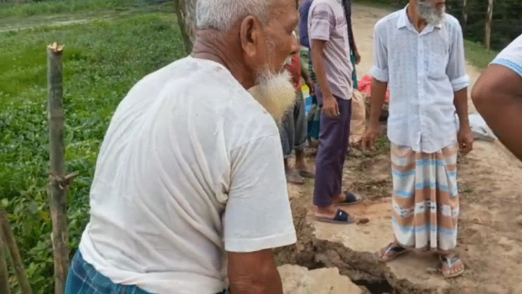 রায়গঞ্জে জামায়াতের কর্মী দের স্বেচ্ছাশ্রমে রাস্তা সংস্কার
