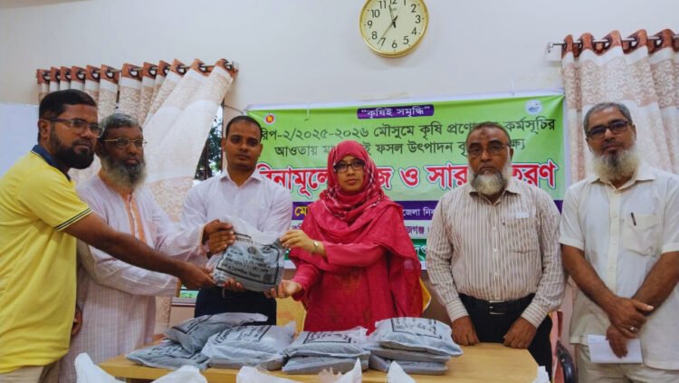 রায়গঞ্জে মাসকলাই বীজ ও সার বিতরণ