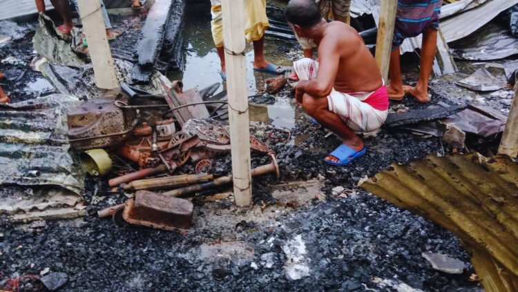 ভাঙ্গুড়ায় ভয়াবহ আগুনে পুড়ে ছাই ফার্মেসিসহ ৮টি দোকান, ক্ষতি প্রায় কোটি টাকা