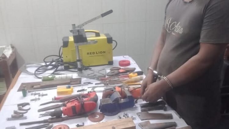 পাবনায় চতরার বিলে অস্ত্র তৈরির কারখানার সন্ধান, অস্ত্র তৈরি সরঞ্জামসহ আটক ১