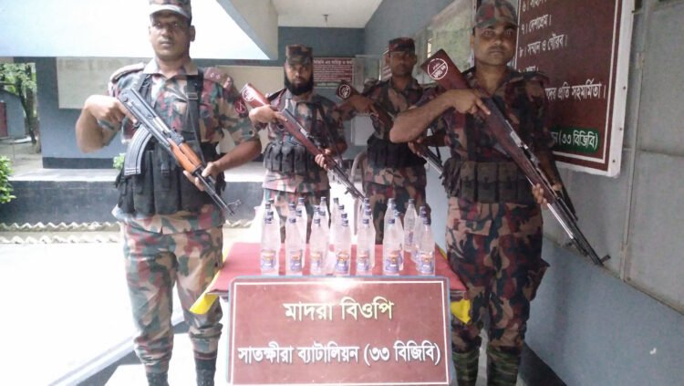সাতক্ষীরা সীমান্তে বিজিবির অভিযানে মদ সহ নয় লক্ষ টাকার ভারতীয় মালামাল আটক করেছে বিজিবি।