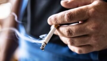 একটি সিগারেট জীবন থেকে কেড়ে নিচ্ছে ২০ মিনিট: নতুন গবেষণা