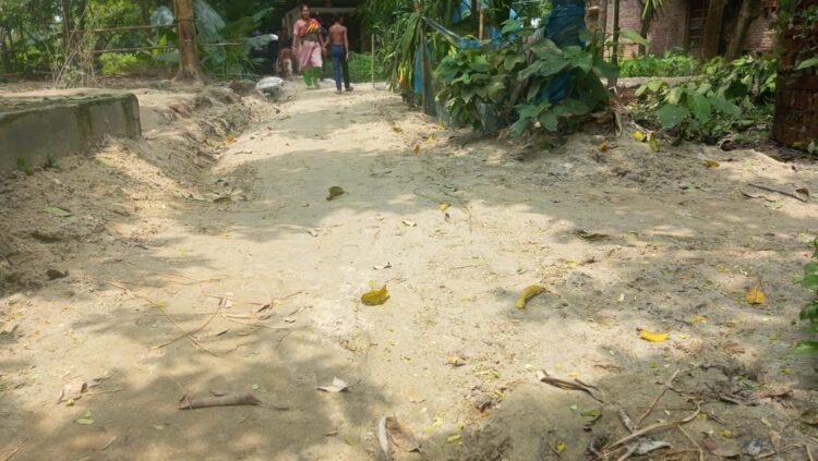 নওগাঁয় হিন্দু-মুসলিম পরিবারে রাস্তা নিয়ে দ্বন্দ্ব সাম্প্রদায়িক সম্প্রীতি বিনষ্টের আশংকা