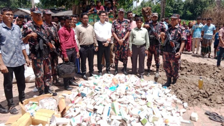 সাতক্ষীরায় বিজিবির অভিযানে বিপুল পরিমাণ মেয়াদ উত্তীর্ণ ঔষাধ আটক