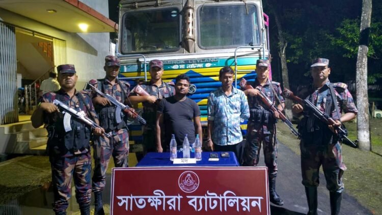 সাতক্ষীরার ভোমরা সীমান্তে বিজিবির অভিযানে মাদক সহ ট্রাক ও দুই আসামি আটক।