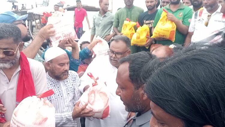 বাঘায় বন্যায় ক্ষতিগ্রস্ত মানুষের মাঝে খাদ্যসামগ্রী বিতরণ