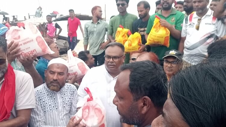 বাঘায় বন্যায় ক্ষতিগ্রস্থ ও পানিবন্দী  পরিবারের মাঝে আনোয়ার হোসেন উজ্জ্বল’র খাদ‍্য সামগ্রী বিতরণ