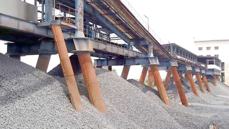 মধ্যপাড়া পাথর খনিতে বিস্ফোরক সংকট উত্তোলন বন্ধ