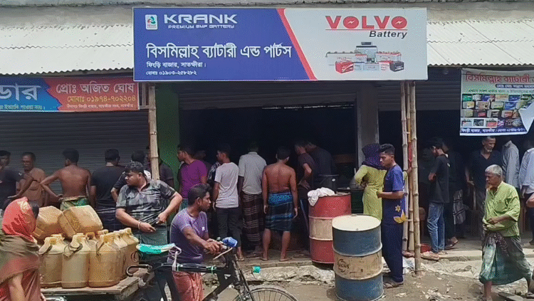 সাতক্ষীরা সদরের ফিংড়ী সবুর মার্কেটে জ্বালানি তেলের গোডাউনে আগুন।