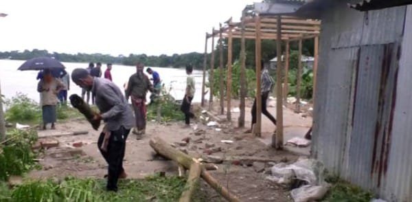 কাশিয়ানীর ভাটিয়াপাড়া বাজার সংলগ্ন মধুমতি নদীর বাঁধে তীব্র ভাঙ্গন ব্যবসায়ীরা আতঙ্কিত