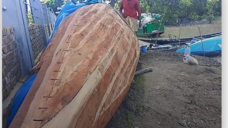সাতক্ষীরা পাশ ছাড়লেই সুন্দরবনে যেতে জেলেদের নৌকা মেরামতের ধুম