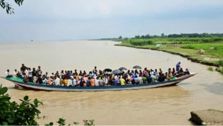 উত্তাল পদ্মায় ঝুঁকি নিয়ে নদী পার হয় রাজবাড়ীর চরাঞ্চলের হাজারো মানুষ