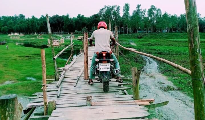 দৈনিক  হাজার হাজার  মানুষ  পার হয় কাঠের সেতুদিয়া।