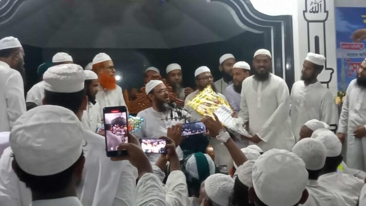 নান্দাইলে ইসলামি যুব আন্দোলন বাংলাদেশ এর নতুন সদস্যদের পক্ষ থেকে সৈয়দ মোহাম্মদ ফয়জুল করিম সাহেবকে ফুল দিয়ে শুভেচ্ছা