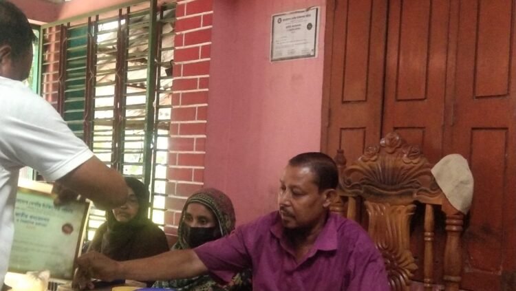 কবিরাজি সেবা প্রদান করছে ফকির জাহাঙ্গীর হোসেন