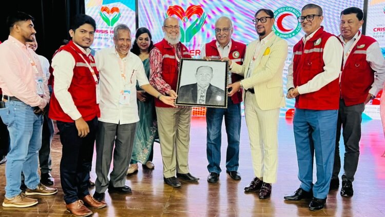 চট্টগ্রাম সিটি রেড ক্রিসেন্টের উদ্যোগে জুলাই আন্দোলন ও ফেনী বন্যায় মানবসেবী স্বেচ্ছাসেবকদের সম্মাননা প্রদান