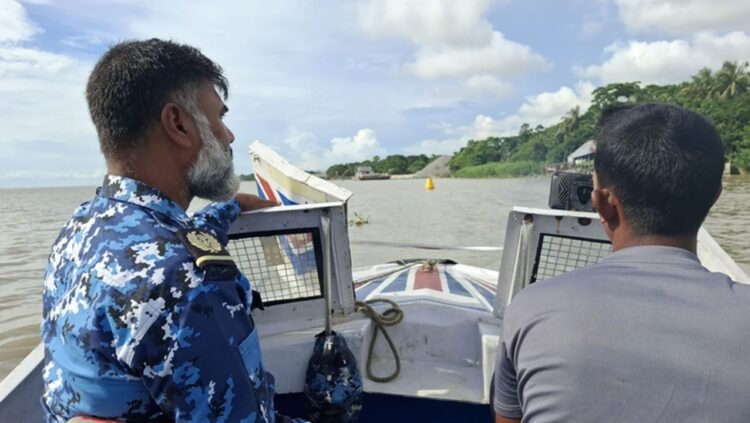 মেঘনায় স্রোতের কবলে ১৮ হাজার বস্তা সিমেন্টবোঝাই জাহাজ ডুবে গেল