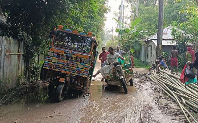 সড়কজুড়ে খানাখন্দ, ভোগান্তিতে হাজারো মানুষ