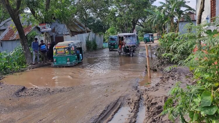 চান্দুরা-আখাউড়া সড়কের বেহাল অবস্থা, বৃষ্টিতে যান চলাচল ব্যাহত