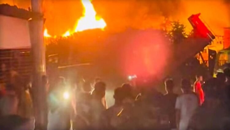 কলিয়া এক্সেস রোডে ঝুটের গুদাম ও প্লাস্টিক কারখানায় ভয়াবহ অগ্নিকাণ্ড।