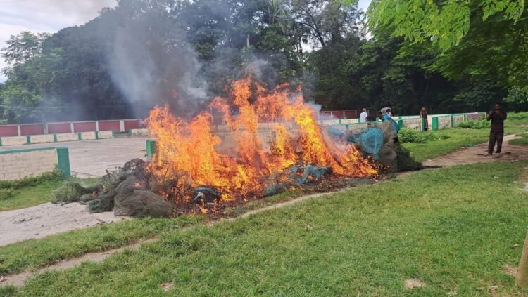বালিয়াকান্দিতে ৭ লক্ষ টাকার চায়না দুয়ারী জাল জব্দের পর আগুনে ধ্বংস ॥ জেলেকে জরিমানা