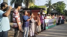 কুমিল্লা দাউদকান্দিতে সন্ত্রাসী রাব্বি কে  আটক ও অস্ত্র উদ্ধারের দাবিতে মানববন্ধন করেন গ্রামবাসী।