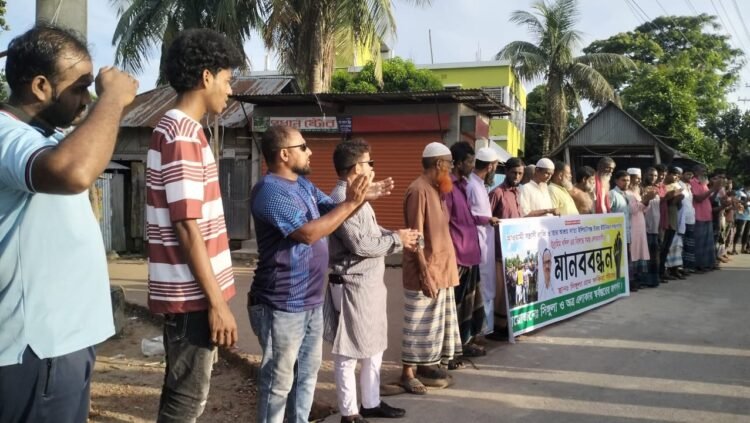 কুমিল্লা দাউদকান্দিতে সন্ত্রাসী রাব্বি কে  আটক ও অস্ত্র উদ্ধারের দাবিতে মানববন্ধন করেন গ্রামবাসী।