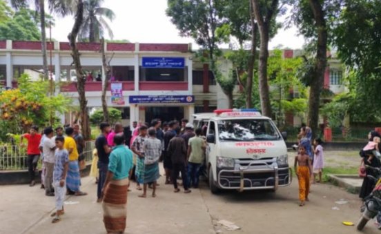 কুলিয়ারচরে বালুবাহী ট্রাক্টরচাপায় স্বাস্থ্য কমপ্লেক্সের কর্মচারীর মৃত্যু